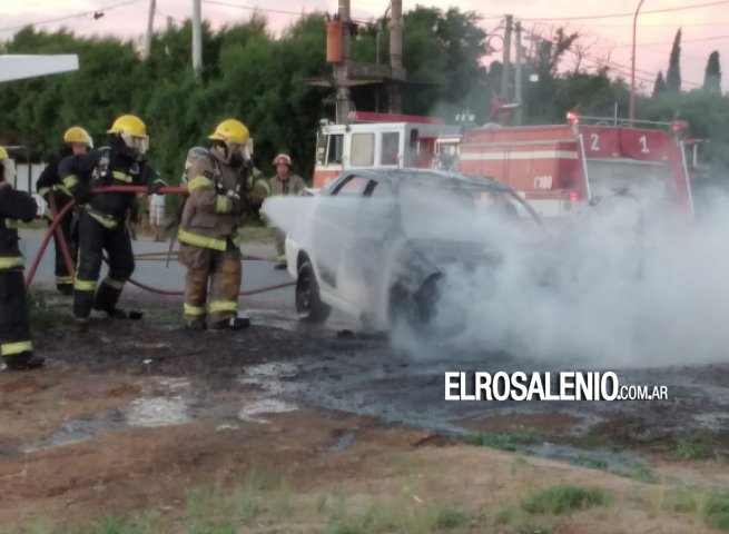 Las llamas consumieron un remis a la salida de Villa Arias