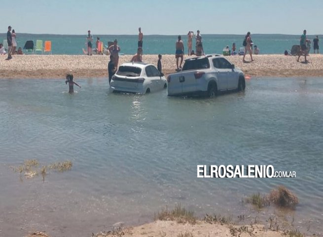 Las Grutas: decenas de vehículos bajo el agua por la marea extraordinaria