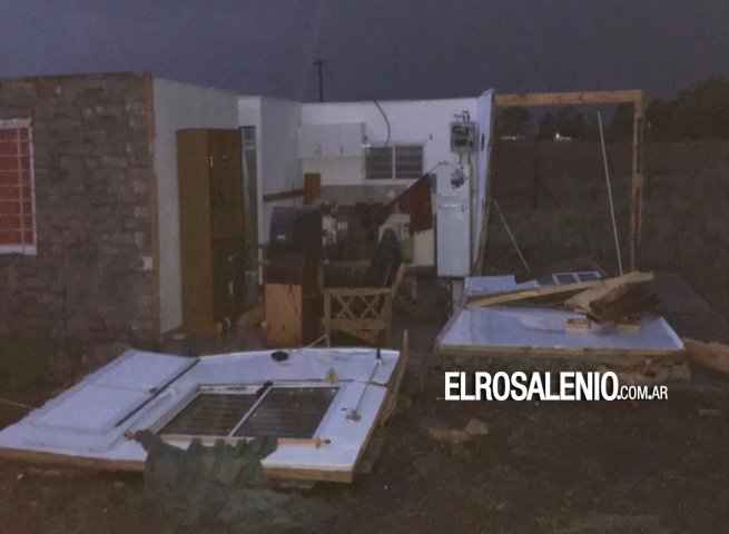 Una casa destruida, voladura de techos y caída de postes tras una tormenta 
