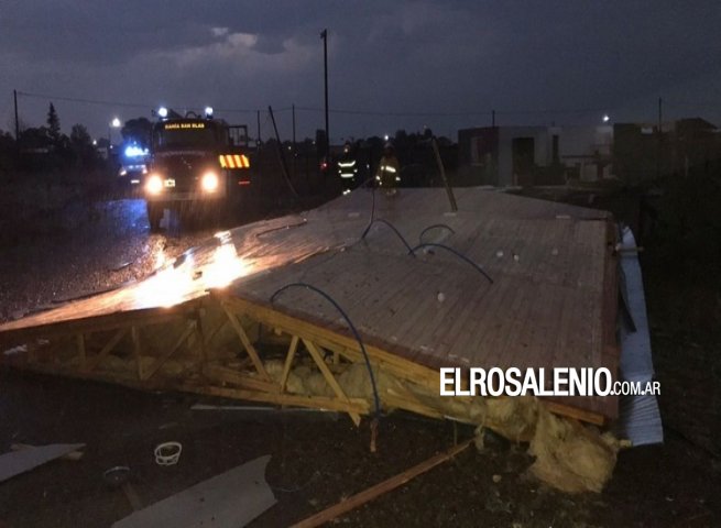 Una casa destruida, voladura de techos y caída de postes tras una tormenta 