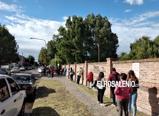 Cientos de personas esperaban ser testeadas en el Hospital Naval y Municipal