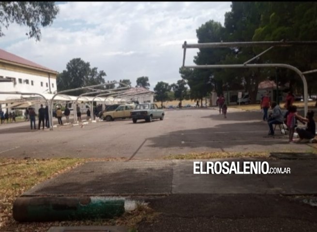 Cientos de personas esperaban ser testeadas en el Hospital Naval y Municipal