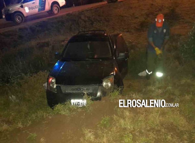 Una camioneta cayó a una zanja: encontraron a su conductora desvanecida