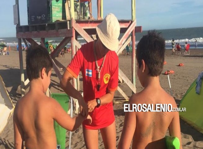 Implementan el uso de pulseras identificatorias para la seguridad de los niños en la playa