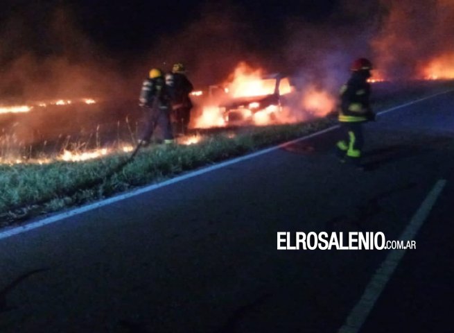 Un vehículo tomó fuego y provocó incendio de pastizales