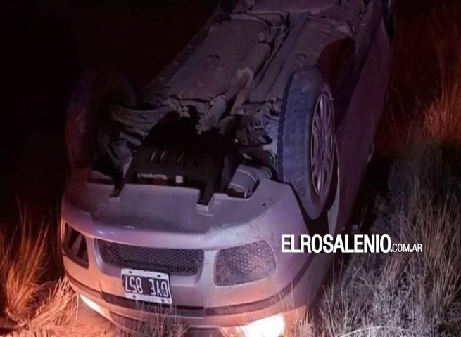 Volcó con 13 amigos dentro del auto