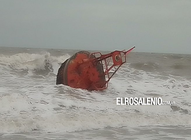 Una boya apareció en la orilla de la playa en Pehuen Co