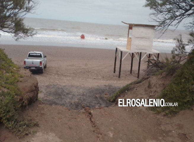 Una boya apareció en la orilla de la playa en Pehuen Co