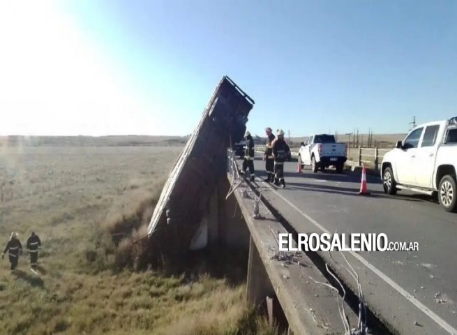 Un camión quedó colgado del puente en la Ruta 51