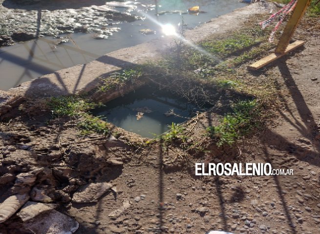 Nueva Bahía: Calzada cortada con agua servida y residuos 