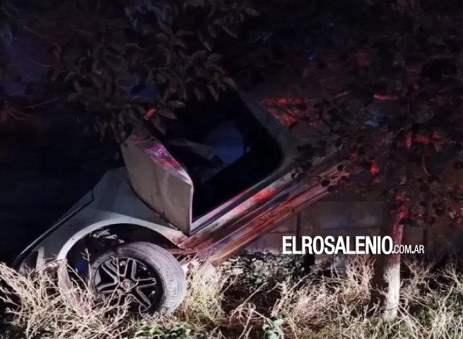 Borracho perdió el control del auto: quedó colgado de un árbol