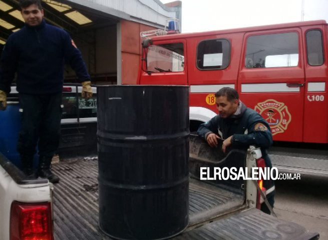 Bomberos recibió la donación de dos barriles de espuma especial 