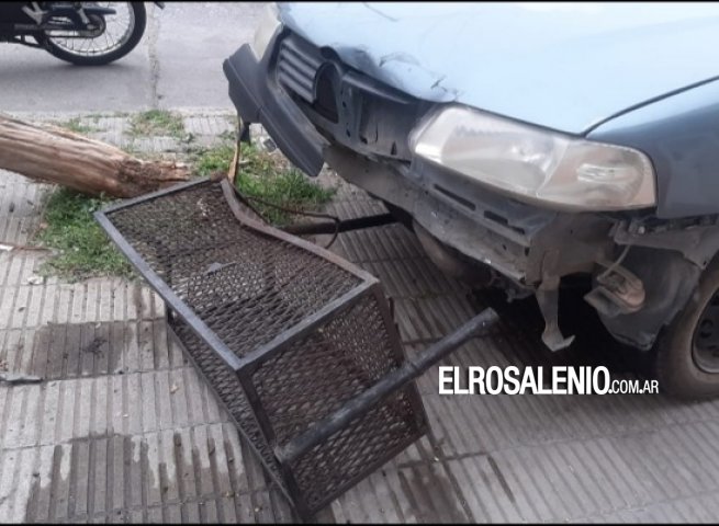 Dobló con el auto y derribó un árbol