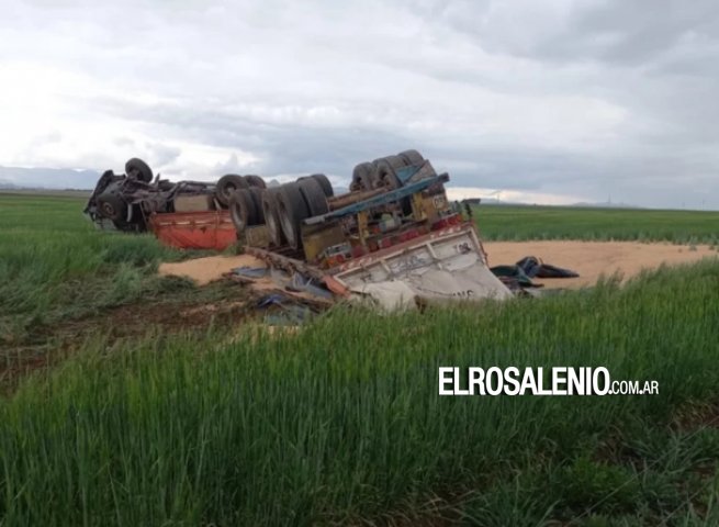  Trágico accidente: un camionero murió al volcar en la ruta 33 