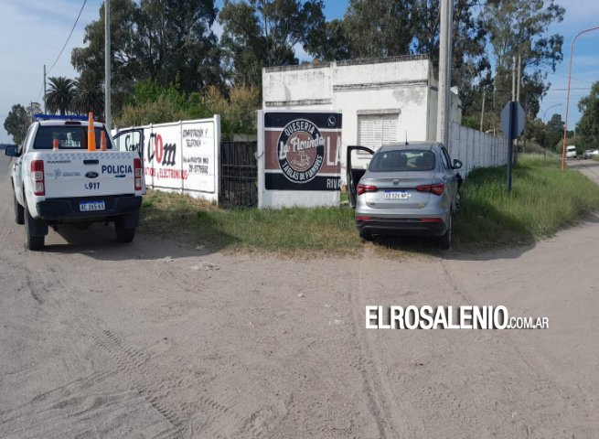 Villa Arias: Despistó, chocó un poste y derribó un paredón