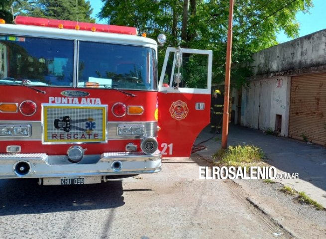 Bomberos debieron trabajar en la parte posterior de una propiedad