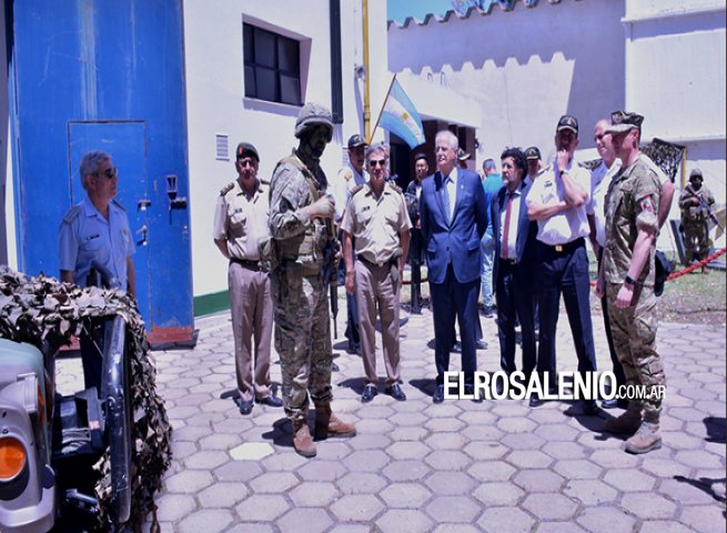 En presencia del Ministro Taiana la Armada recepcionó dos Sea King 