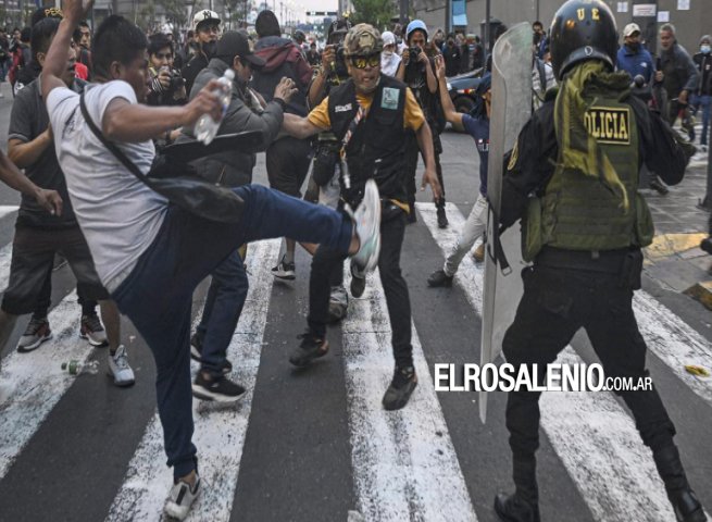 Crisis en Perú: una protesta de manifestantes que piden elecciones dejó 20 heridos 