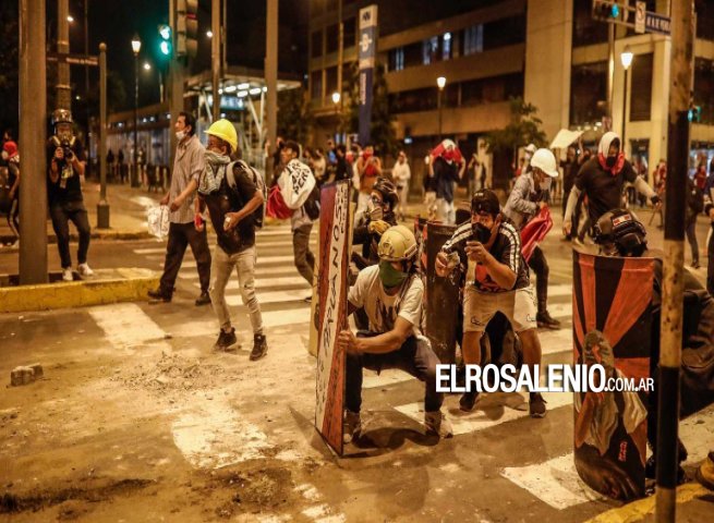 Hay al menos 15 muertos en Perú por las protestas tras la destitución de Castillo 