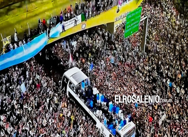Los campeones del mundo llegaron a Argentina y una multitud los acompañó hasta el predio de la AFA 