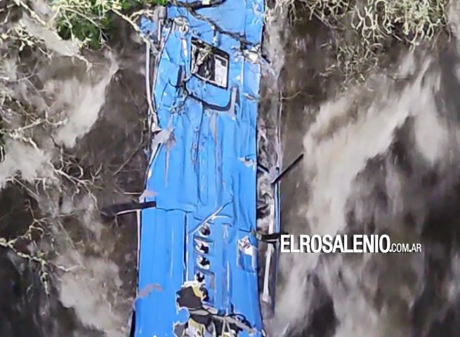 España: Seis muertos y al menos un desaparecido por un micro que cayó de 40 metros de altura al río