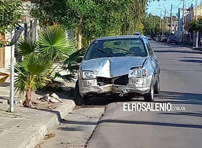 Perdió el control de su vehículo, metiéndose al jardín de una vivienda