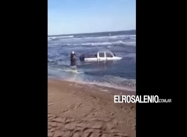 Monte Hermoso: Bomberos debieron sacar una camioneta del mar