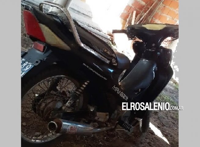 En minutos delincuentes robaron una moto