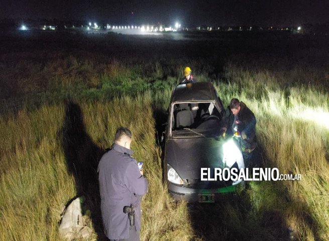 Una mujer sufrió un grave traumatismo tras un vuelco