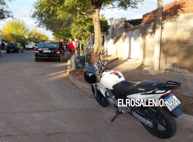 Una motociclista sufrió heridas al chocar con un auto