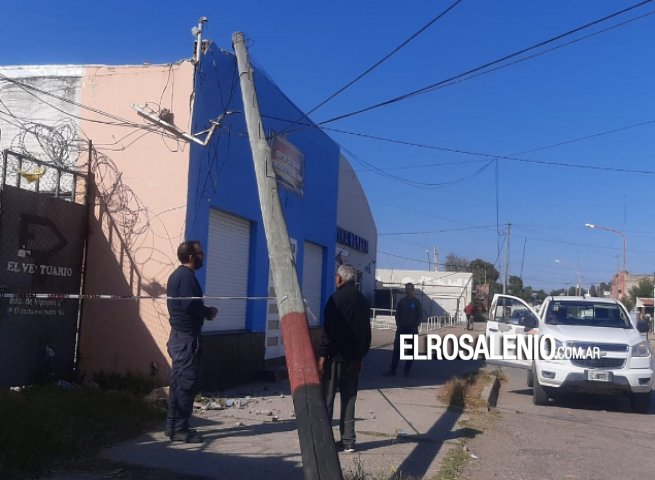 Cayó un poste de teléfono sobre un local