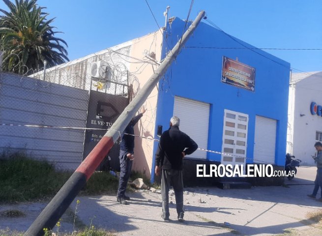 Cayó un poste de teléfono sobre un local