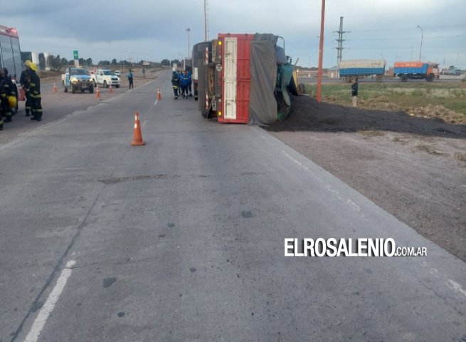 Volcó el acoplado de un camión en la zona de El Triángulo