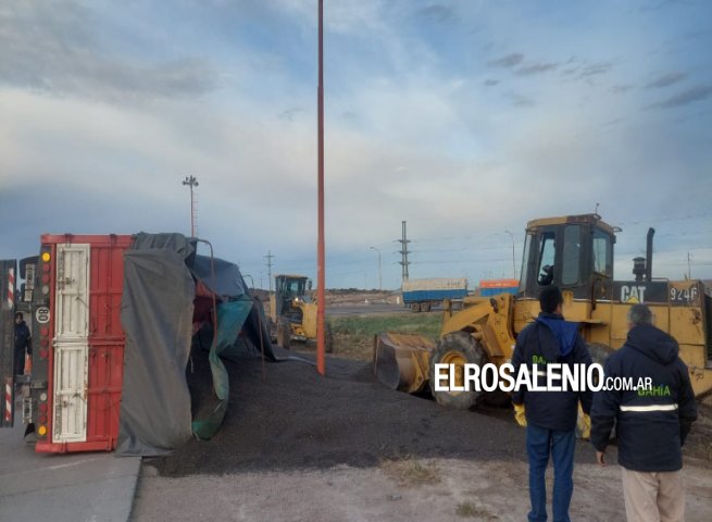 Volcó el acoplado de un camión en la zona de El Triángulo