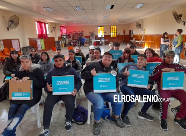 Más de 700 alumnos rosaleños reciben su netbook