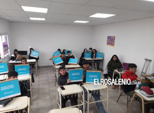 Más de 700 alumnos rosaleños reciben su netbook