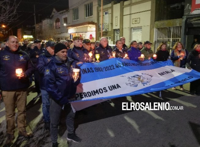 Las antorchas de la Máxima Resistencia en Malvinas iluminaron la ciudad