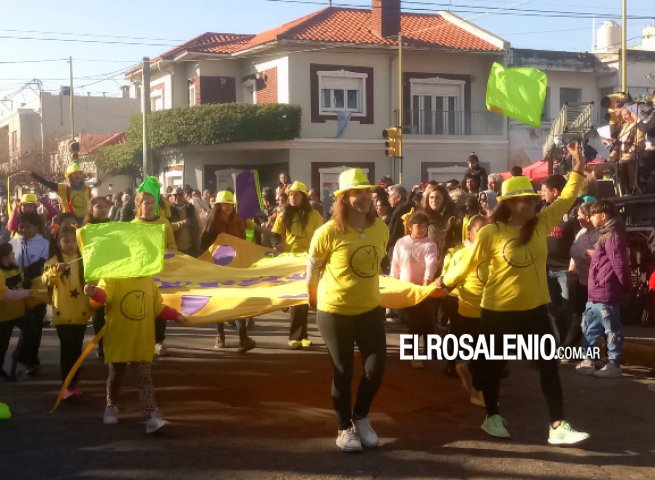 Multitudinario desfile por el aniversario de la ciudad