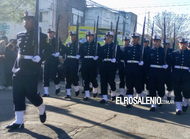 Multitudinario desfile por el aniversario de la ciudad