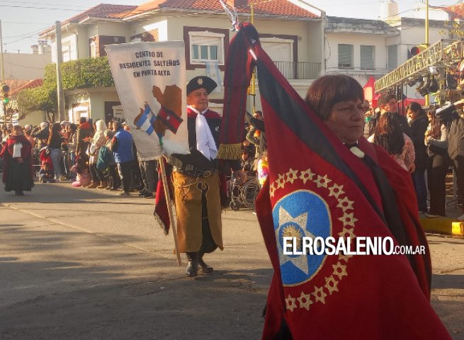 Multitudinario desfile por el aniversario de la ciudad