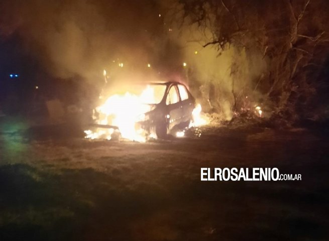 Villa Arias: Un auto quedó destruido tras un incendio