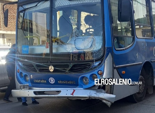 Afortunadamente sólo daños materiales tras choque de colectivo y un utilitario. 