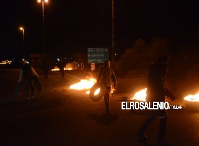 Cortan la ruta 3 entre el barrio 5 de Abril y Grünbein