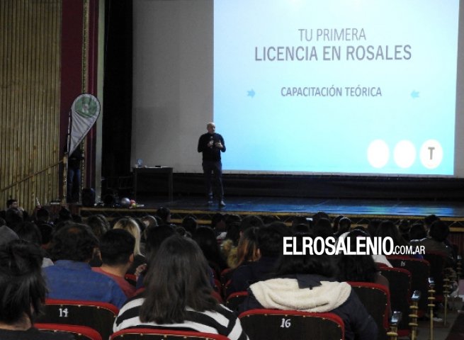 Más de 200 jóvenes fueron a la capacitación para la primera licencia de conducir