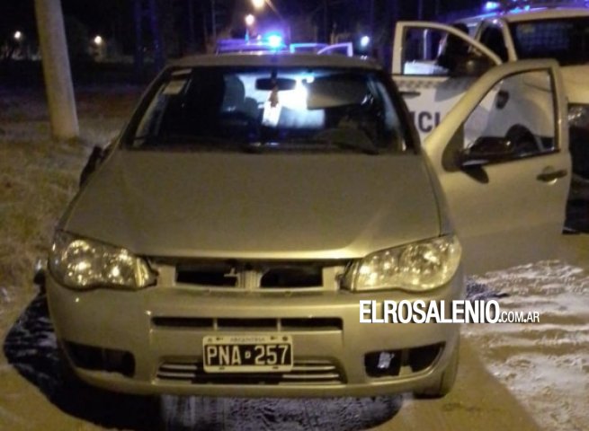 A mano armada robaron un auto, pero lo abandonaron