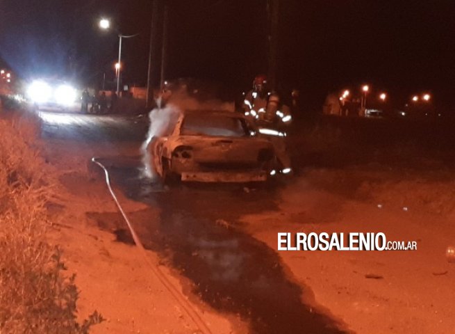 Un auto quedó destruido por las llamas