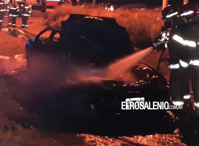 Un auto quedó destruido por las llamas