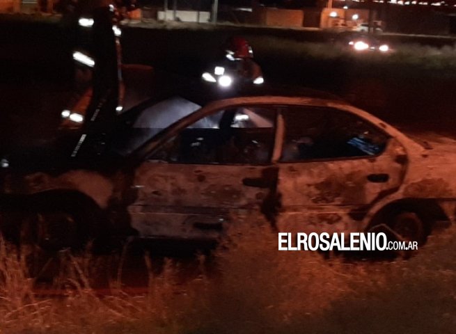 Un auto quedó destruido por las llamas