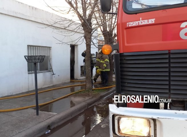 Un incendio de una casa convocó a los bomberos