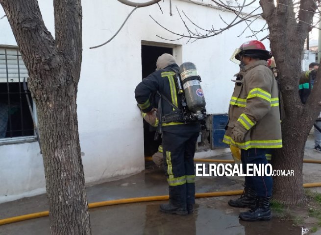 Un incendio de una casa convocó a los bomberos